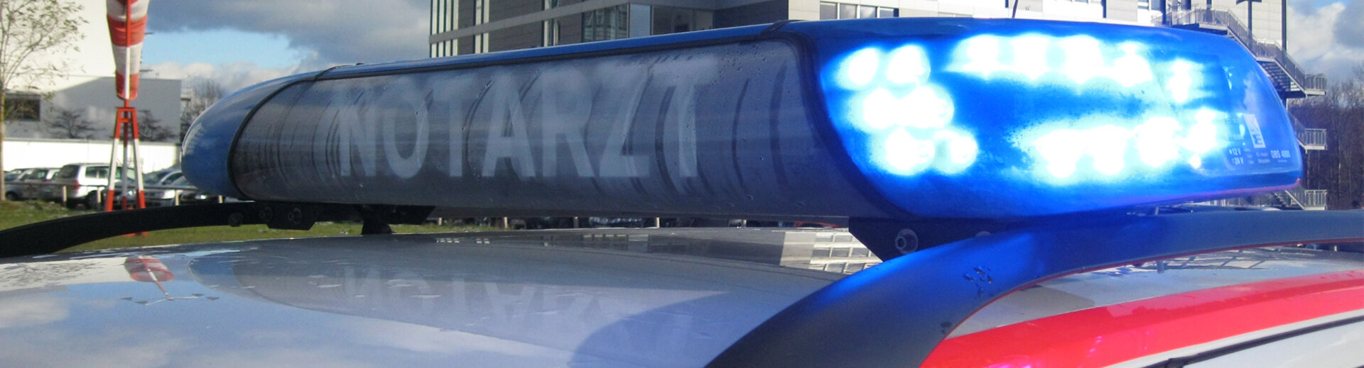 Notarztwagen mit Blaulicht vor dem Krankenhaus Kaufbeuren - Soforthilfe in akuten Situationen
