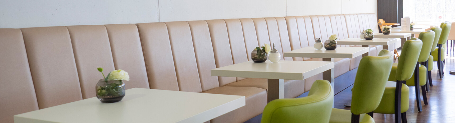 Moderne Einrichtung der Cafeteria in einem Krankenhaus der Kliniken Ostallgäu-Kaufbeuren