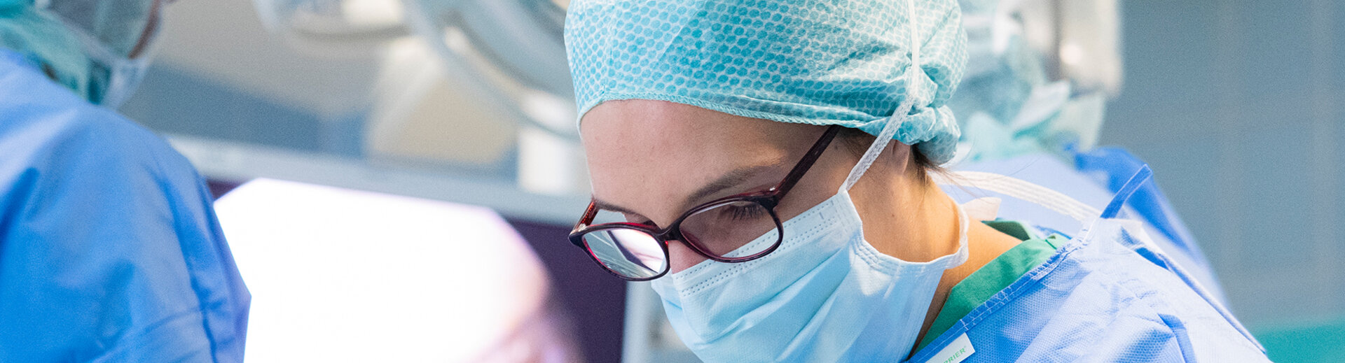 Eine Ärztin bei einer Operation | © Kliniken Ostallgäu-Kaufbeuren