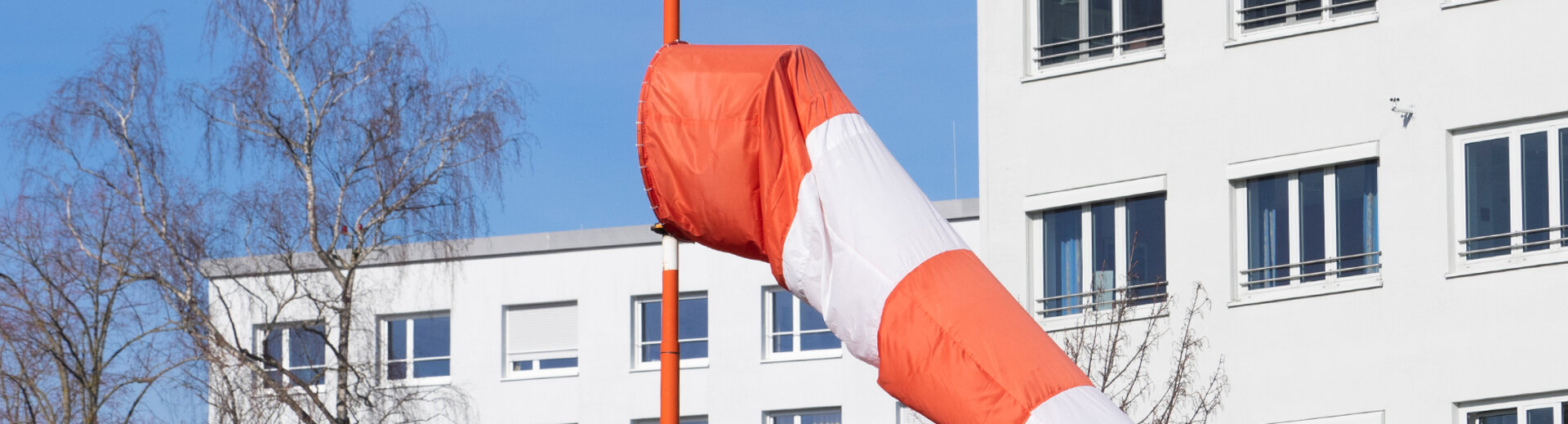 Eine Windfahne am Hubschrauberlandeplatz des Klinikums Kaufbeuren | © Kliniken Ostallgäu-Kaufbeuren