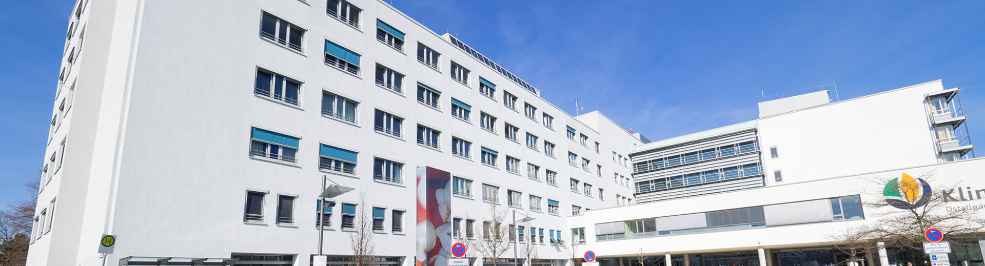Großaufnahme des Krankenhauses Kaufbeuren mit Eingangsbereich