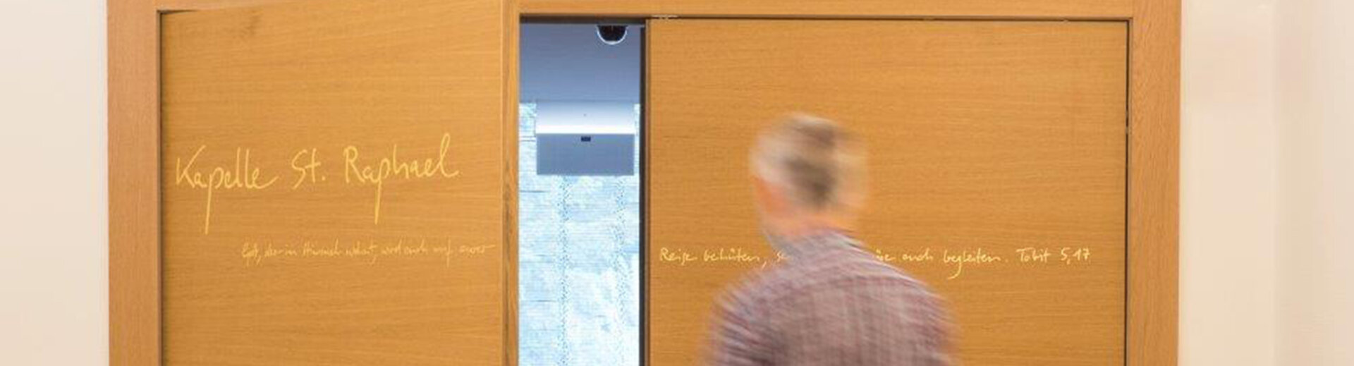 Seelsorger auf dem Weg in die Klinikkapelle des Krankenhauses Kaufbeuren