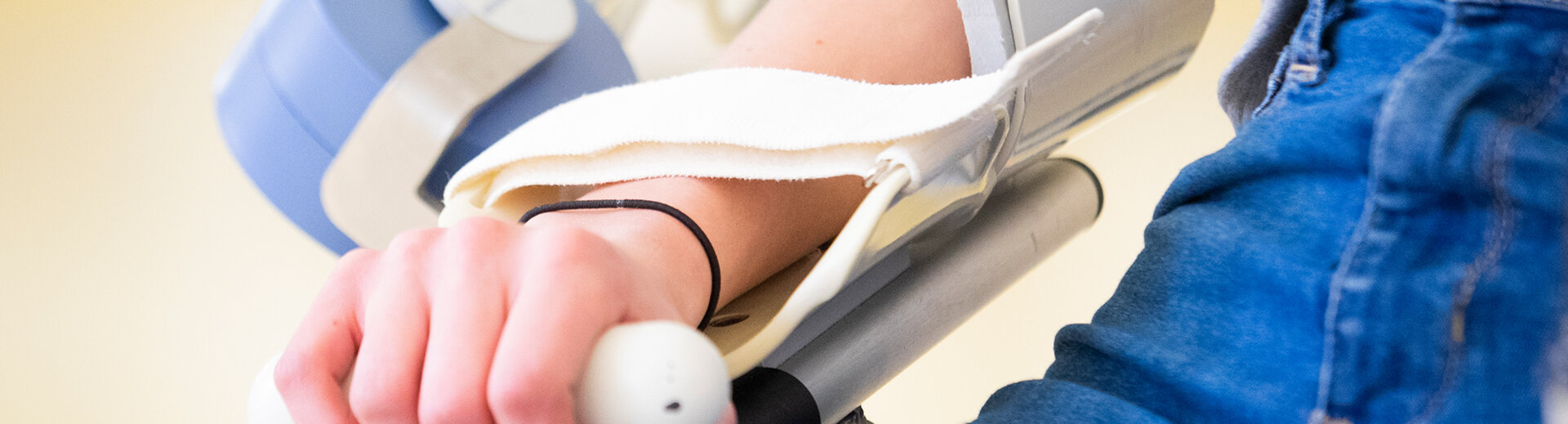 Physiotherapeut bei einer Behandlungssitzung