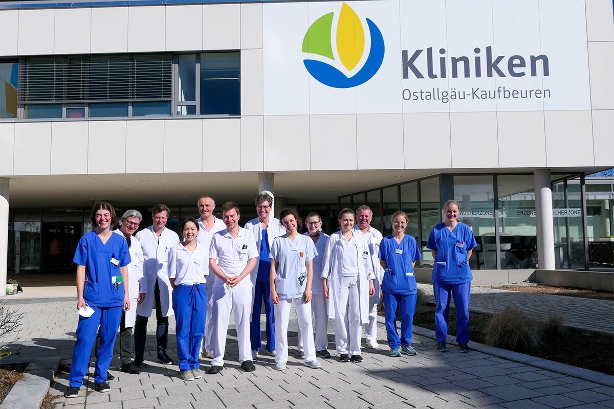 Ärzteteam mit Fokus auf Ausbildung im Praktischen Jahr