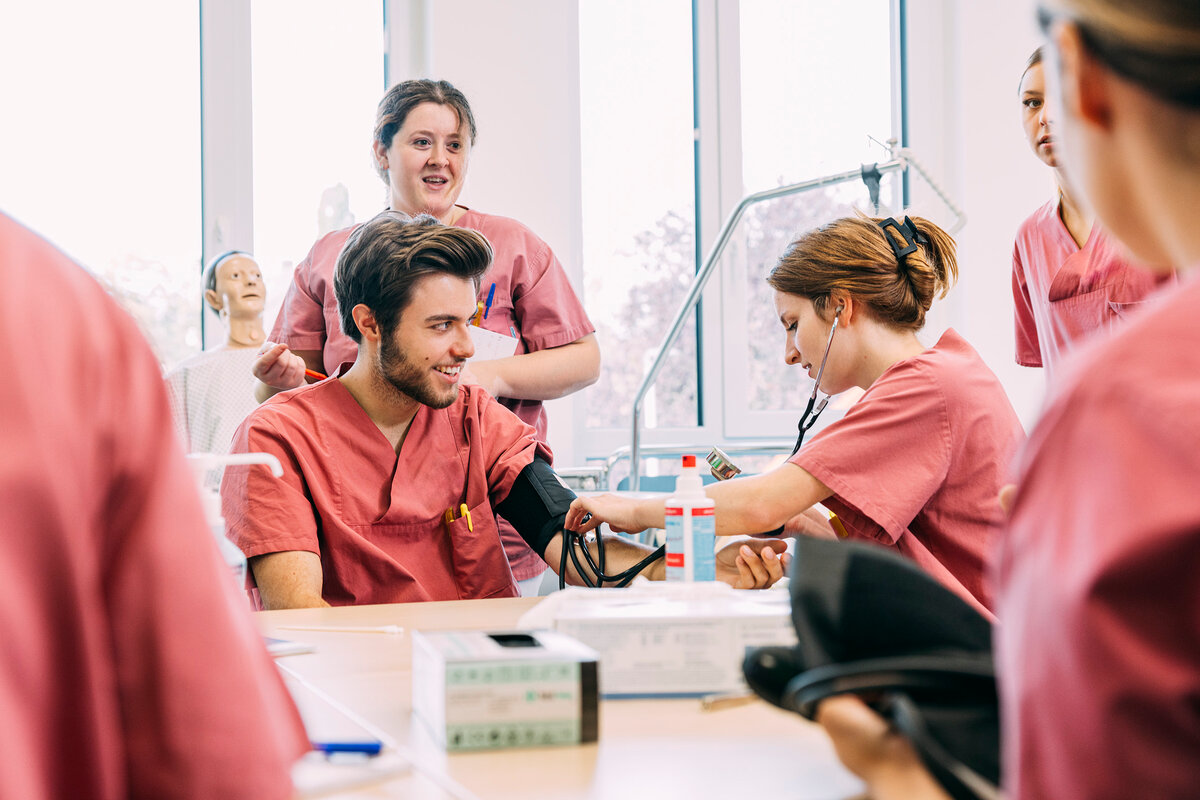 Schüler:innen der Berufsfachschule für Krankenpflegehilfe in Buchloe | © Kliniken Ostallgäu-Kaufbeuren