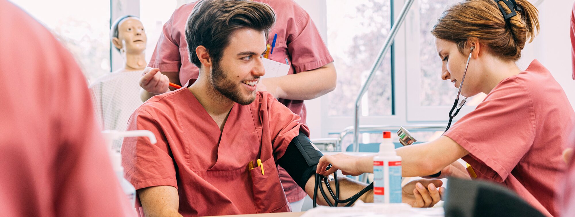 Schüler:innen der Berufsfachschule für Krankenpflegehilfe in Buchloe | © Kliniken Ostallgäu-Kaufbeuren