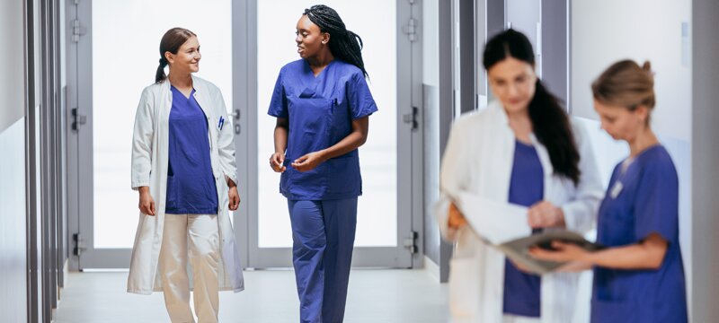 Ärztinnen im fachlichen Gespräch mit medizinischem Personal | © Kliniken Ostallgäu-Kaufbeuren