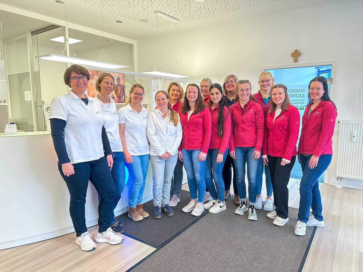 Dr. med. Anika Wagner, Dr. med. Julia Glaser und Dr. med. Mareike Friedrich (v.l.n.r.) mit dem  Praxisteam. | © Fachpraxen Ostallgäu-Kaufbeuren