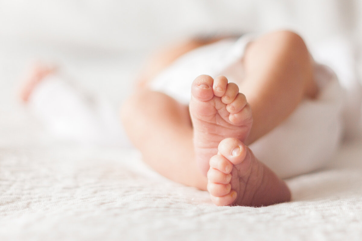 Die Füße eines neugeborenen Babys