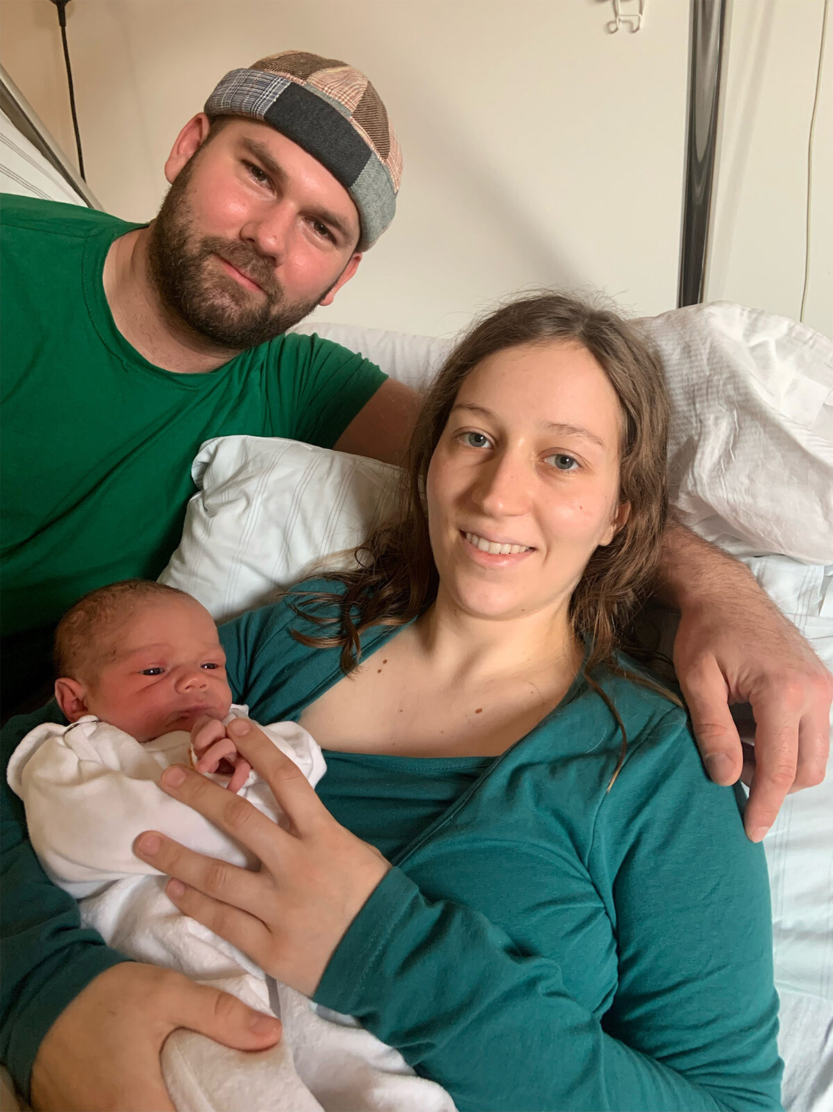Papa Nikita und Mama Sophie mit dem Füssener Neujahrsbaby Fritz Valentin | © Kliniken Ostallgäu-Kaufbeuren