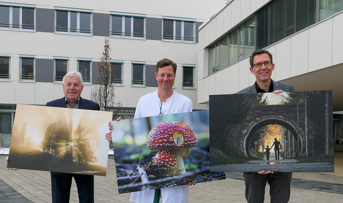 Bilder verschönern Klinikum Kaufbeuren (v.l.n.r.) Freundeskreis-Vorsitzender Gerhard Bucher, Chefarzt der Allgemein-, Viszeral-, Gefäß- und Thoraxchirurgie Prof. Stefan Maier und Klinikleiter Josef Streitel | © Kliniken Ostallgäu-Kaufbeuren