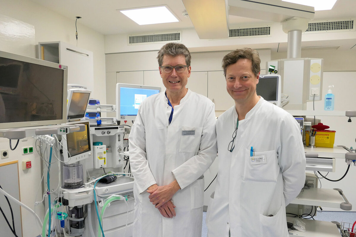 Prof. Dr. Helmut Diepolder (links) und Prof. Dr. Stefan Maier (rechts) vom Darmkrebszentrum Kaufbeuren | © Kliniken Ostallgäu-Kaufbeuren