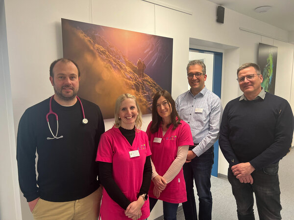 Das neue Team im Medizinischen Versorgungszentrum (MVZ) für Kinder- und Jugendmedizin in Buchloe: (von links nach rechts): Kinderarzt Andras Daudt, die Medizinischen Fachangestellten Sabrina Waldeck und Nadja Tran, Kinder- und Jugendpsychiater Christian Jung und Ärztlicher Leiter Dr. Volkmar Reschke | © Kliniken Ostallgäu-Kaufbeuren
