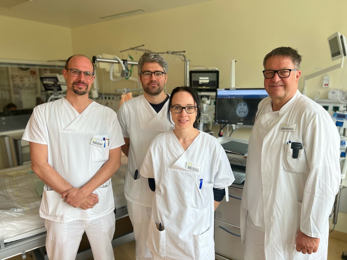 Prof. Dr. med. Martin Hecht (rechts) kümmert sich gemeinsam mit seinem Team (Im Bild v.l.n.r. Assistenzarzt Simon Craffonara, Oberarzt Dr. med. Moritz von Cranach, Leitende Oberärztin Dr. med. Stephanie Berno) um die Patient:innen der Neurologie in Kaufbeuren  | © Kliniken Ostallgäu-Kaufbeuren