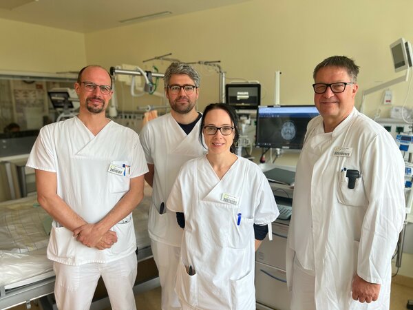 Prof. Dr. med. Martin Hecht (rechts) kümmert sich gemeinsam mit seinem Team (Im Bild v.l.n.r. Assistenzarzt Simon Craffonara, Oberarzt Dr. med. Moritz von Cranach, Leitende Oberärztin Dr. med. Stephanie Berno) um die Patient:innen der Neurologie in Kaufbeuren  | © Kliniken Ostallgäu-Kaufbeuren