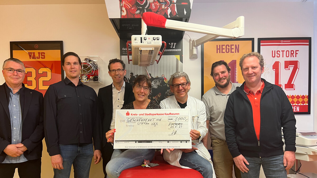 Lenken die Kinder mit dem neu gestalteten Untersuchungsraum etwas von ihrer Krankheit ab: Europa-Direktor Warrior Sports Matthias Wolf, Ex-Torwart der ESV Kaufbeuren Stefan Vajs, Klinikleiter Josef Streitel, Pflegedienstleiterin Andrea Lehmann, Chefarzt der Kaufbeurer Kinderklinik Prof. Markus Rauchenzauner, Schreiner Christian Mayer sowie Werbungs- und Beschriftungsunternehmer Dieter Schaurich (v.l.n.r.). | © Kliniken Ostallgäu-Kaufbeuren