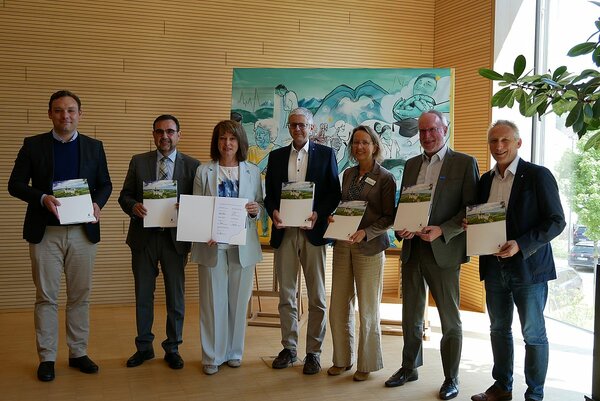 Unterzeichner des Pflege-Ausbildungsverbunds Ostallgäu-Kaufbeuren zusammen mit dem bayerischen Gesundheitsminister Klaus Holetschek. | © Landratsamt Ostallgäu