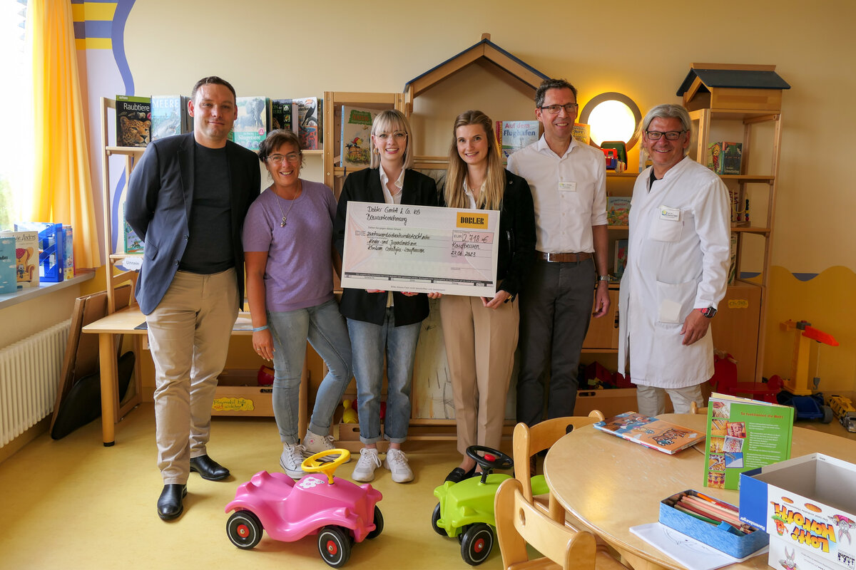 Von links nach rechts: Kliniken-Vorstand Andreas Kutschker, Pflegedienstleitung Andrea Lehmann, von der Firma Dobler Magdalena Reich und Kerstin Sambeth, Klinikleiter Josef Streitel sowie der ehemalige Chefarzt der Kinderklinik, Prof. Dr. Markus Rauchenzauner. | © Kliniken Ostallgäu Kaufbeuren