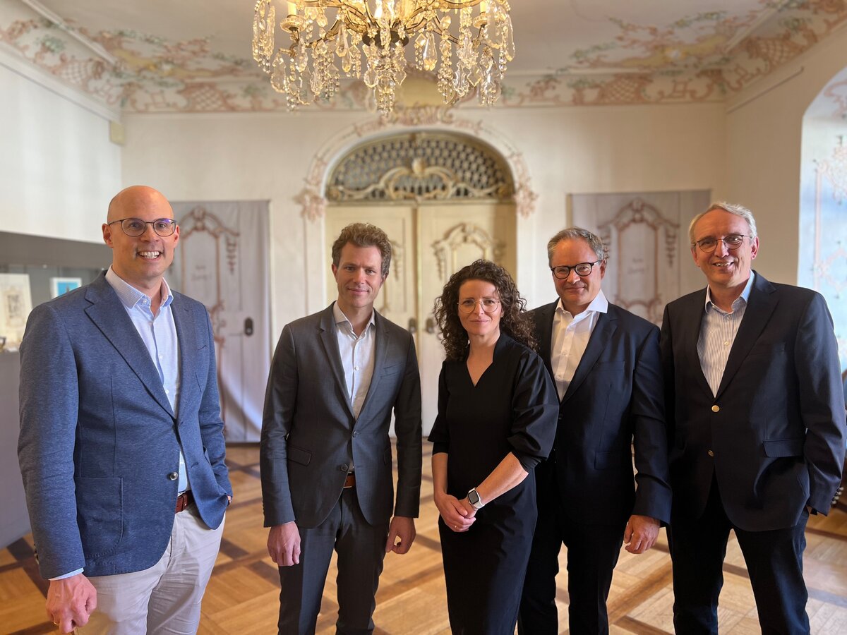 Rücken für die Herzinsuffizienz-Forschung näher zusammen (v.l.n.r.): Prof. Philipp Raake (Direktor Medizinische Klinik I Uni Augsburg), Prof. Ewaldas Girdauskas (Direktor Herz- & Thoraxchirurgie Uni Augsburg) Dr. Susanne Lederle-Kranzler (Oberärztin Medizinische Klinik Füssen Kardio Reutte), Dr. Martin Hinterseer (Chefarzt Medizinische Klinik Füssen), Prof. Dr. Wolfgang von Scheidt (Chefarzt em. Medizinische Klinik I Uni Augsburg) | © Kliniken Ostallgäu-Kaufbeuren