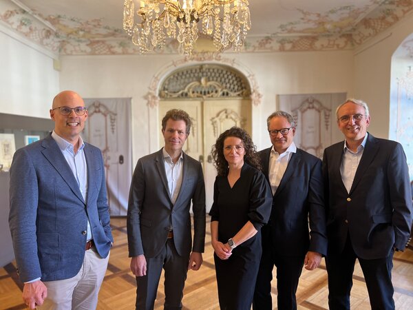 Rücken für die Herzinsuffizienz-Forschung näher zusammen (v.l.n.r.): Prof. Philipp Raake (Direktor Medizinische Klinik I Uni Augsburg), Prof. Ewaldas Girdauskas (Direktor Herz- & Thoraxchirurgie Uni Augsburg) Dr. Susanne Lederle-Kranzler (Oberärztin Medizinische Klinik Füssen Kardio Reutte), Dr. Martin Hinterseer (Chefarzt Medizinische Klinik Füssen), Prof. Dr. Wolfgang von Scheidt (Chefarzt em. Medizinische Klinik I Uni Augsburg) | © Kliniken Ostallgäu-Kaufbeuren
