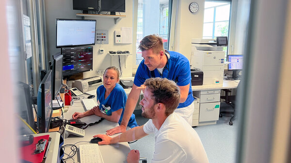Dr. Philipp Zimmermann (stehend) mit Kollegen im Kaufbeurer Notfallzentrum. | © Kliniken Ostallgäu-Kaufbeuren