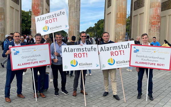 Sie zeigten bei der Protestkundgebung Flagge und forderten einen schnellen Inflationsausgleich: (von links) Stefan Brunhuber und Wolfram Firnhaber (Vorstände Bezirkskliniken Schwaben), Ralf Kratel (Klinik- und Pflegedienstleiter Klinik St. Josef Buchloe), Josef Streitel (Klinikleiter Klinikum Kaufbeuren), Andreas Kutschker (Vorstand Kliniken Ostallgäu-Kaufbeuren) und Claus Thoma (Regionalleiter Süd Bezirkskliniken). Bild: Bezirkskliniken Schwaben | © Bezirkskliniken Schwaben