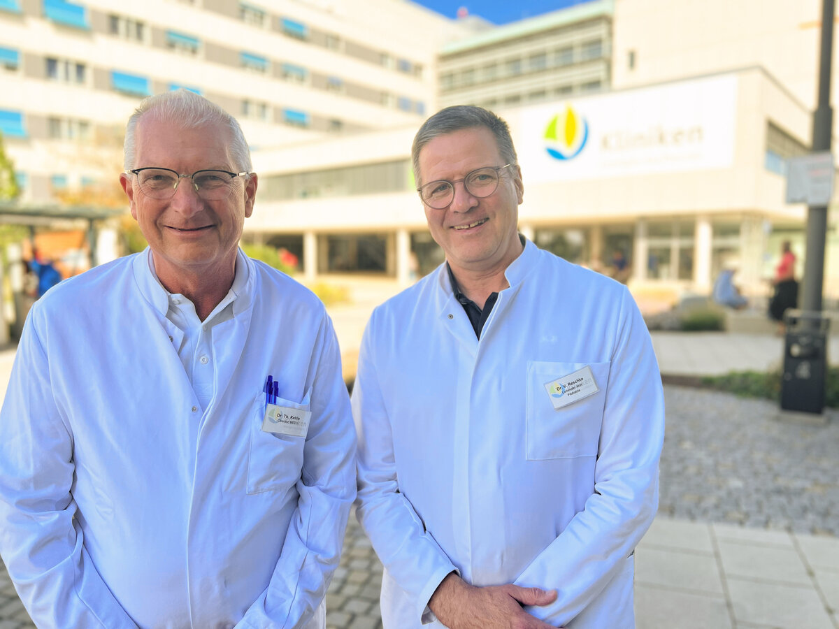 Oberarzt der Kinderklinik Dr. Volkmar Reschke (rechts) und Oberarzt der Inneren Medizin Dr. Thomas Kehle (links) sind Spezialisten auf dem Gebiet der Kinder- und Erwachsenen-Diabetologie. | © Kliniken Ostallgäu-Kaufbeuren