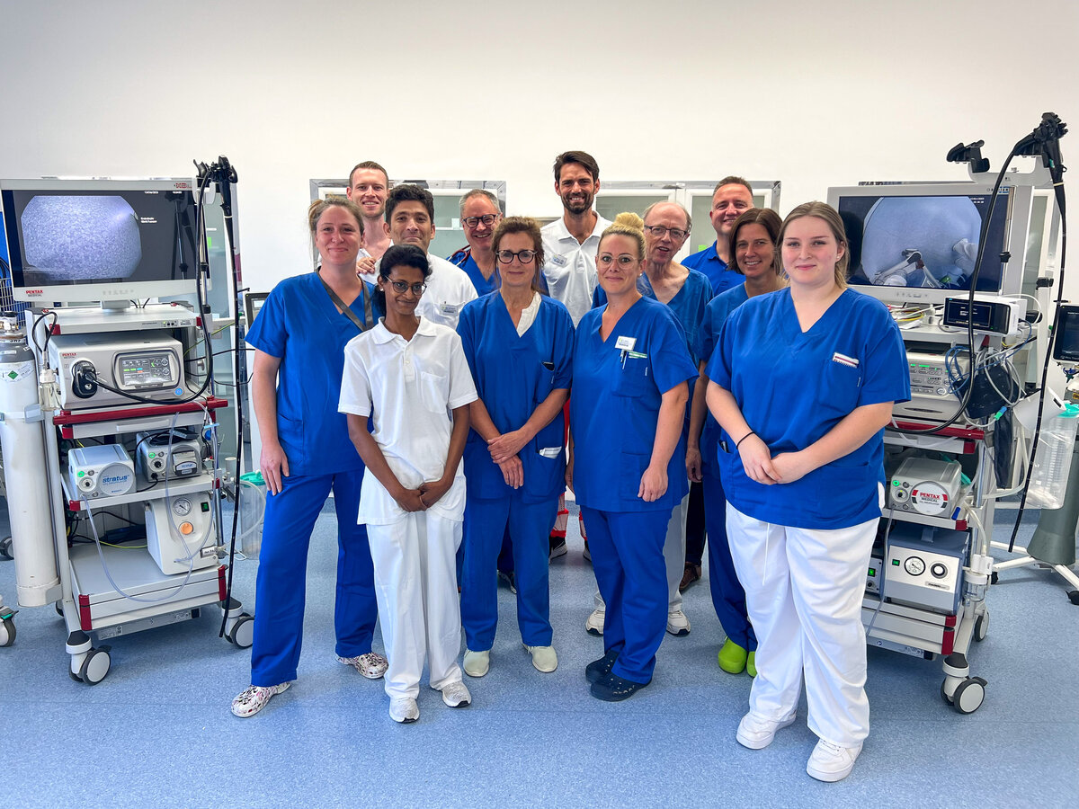 Das Gastroenterologie-Team der Klinik Füssen mit Ärztlichen Direktor Dr. Martin Hinterseer (5.v.l.) und Prof. Dr. Albrecht Pfeiffer (4.v.r.) | © Kliniken Ostallgäu-Kaufbeuren