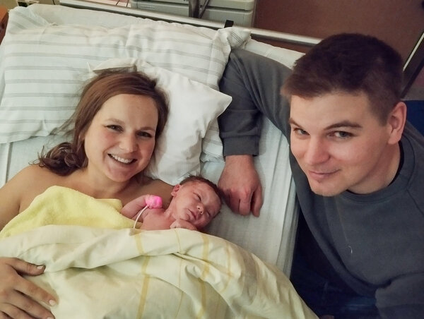 Mama Regina und Vater Armin mit dem Füssener Neujahresbaby Pia  | © Kliniken Ostallgäu-Kaufbeuren