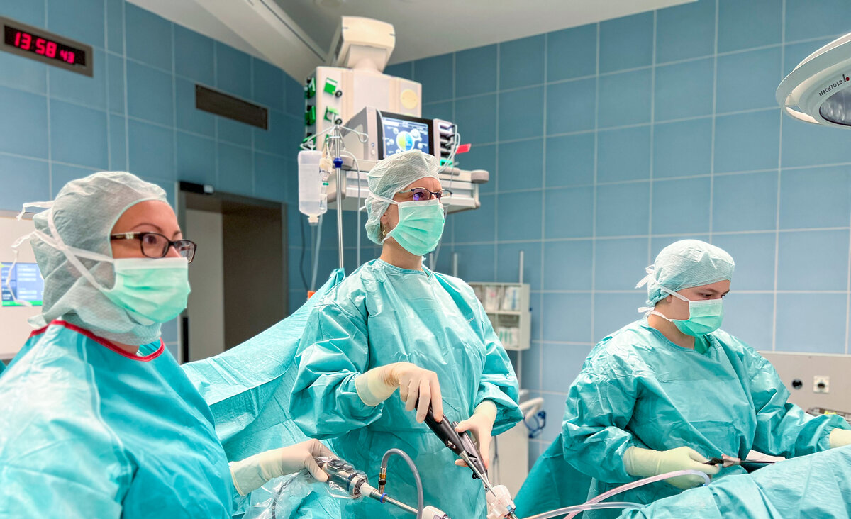 PD Dr. Enikö Berkes (Mitte) während eines minimalinvasiven Eingriffs. | © Kliniken Ostallgäu-Kaufbeuren