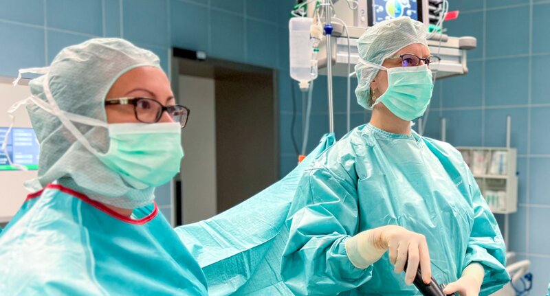 PD Dr. Enikö Berkes (Mitte) während eines minimalinvasiven Eingriffs. | © Kliniken Ostallgäu-Kaufbeuren