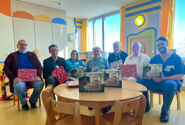 Bildunterschrift: Freundeskreis-Beirat Günther Pillmayer, Klinikleiter Josef Streitel, Erzieherin der Kinderklinik Silvia Zander, die Vorsitzenden des Freundeskreises des Klinikums Kaufbeuren Richard Ficker und Gerhard Bucher, Chefarzt Prof. Rainer Burghard und Autor Niklas Neuffer.  | © Kliniken Ostallgäu-Kaufbeuren