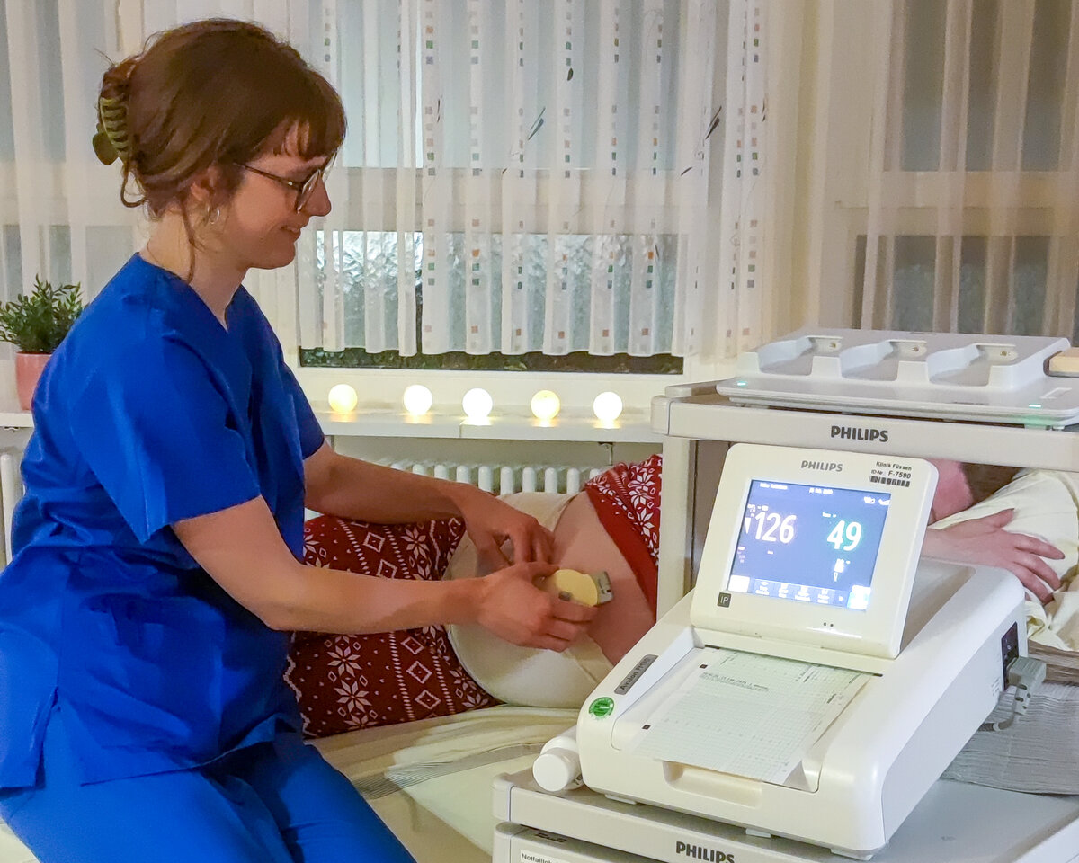 Hebamme Anna Peter zeichnet mit dem neuen CTG-Gerät die Herztöne eines Babys auf. | © Kliniken Ostallgäu-Kaufbeuren