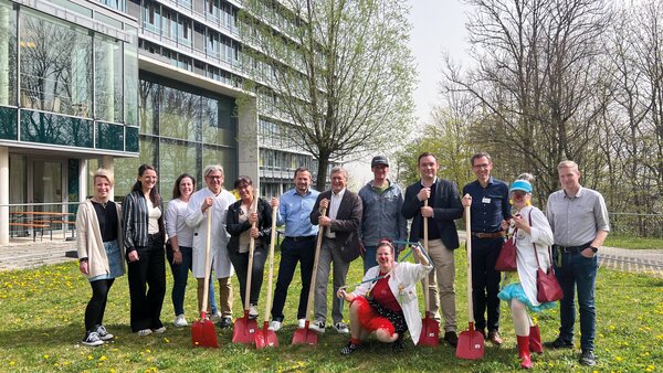 Vertreter*Innen der Kinderkrebshilfe Königswinkel und der Kliniken Ostallgäu-Kaufbeuren feiern den Spatenstich für den Therapie-Spielplatz gemeinsam: Kathrin Damnig, Kathrin Hipp, Kerstin Uhlig Prof. Markus Rauchenzauner, Andrea Lehmann, Axel Wagner, Dr. Rainer Karg, Hermann Härtl, Klinikclown Margit Obermaier, Andreas Kutschker, Josef Streitel, Klinikclown Christiane Ziegler, Markus Wiggenhauser | © Kliniken Ostallgäu-Kaufbeuren
