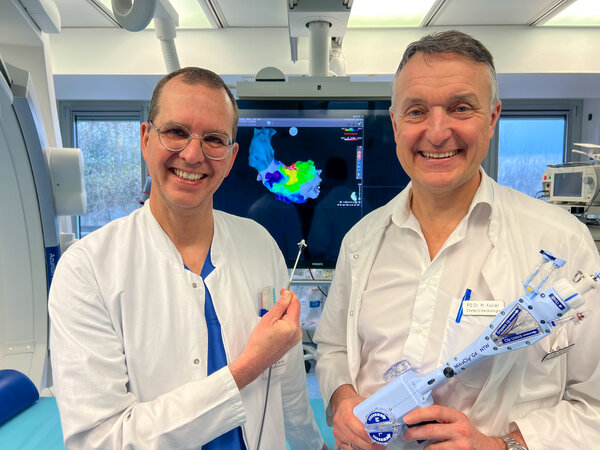 Kleine Klammer macht große Operationen am offenen Herzen überflüssig: Dr. Riedl (l.) und PD Dr. Koller mit kathetergestütztem Verfahren MitraClip. | © Kliniken Ostallgäu-Kaufbeuren