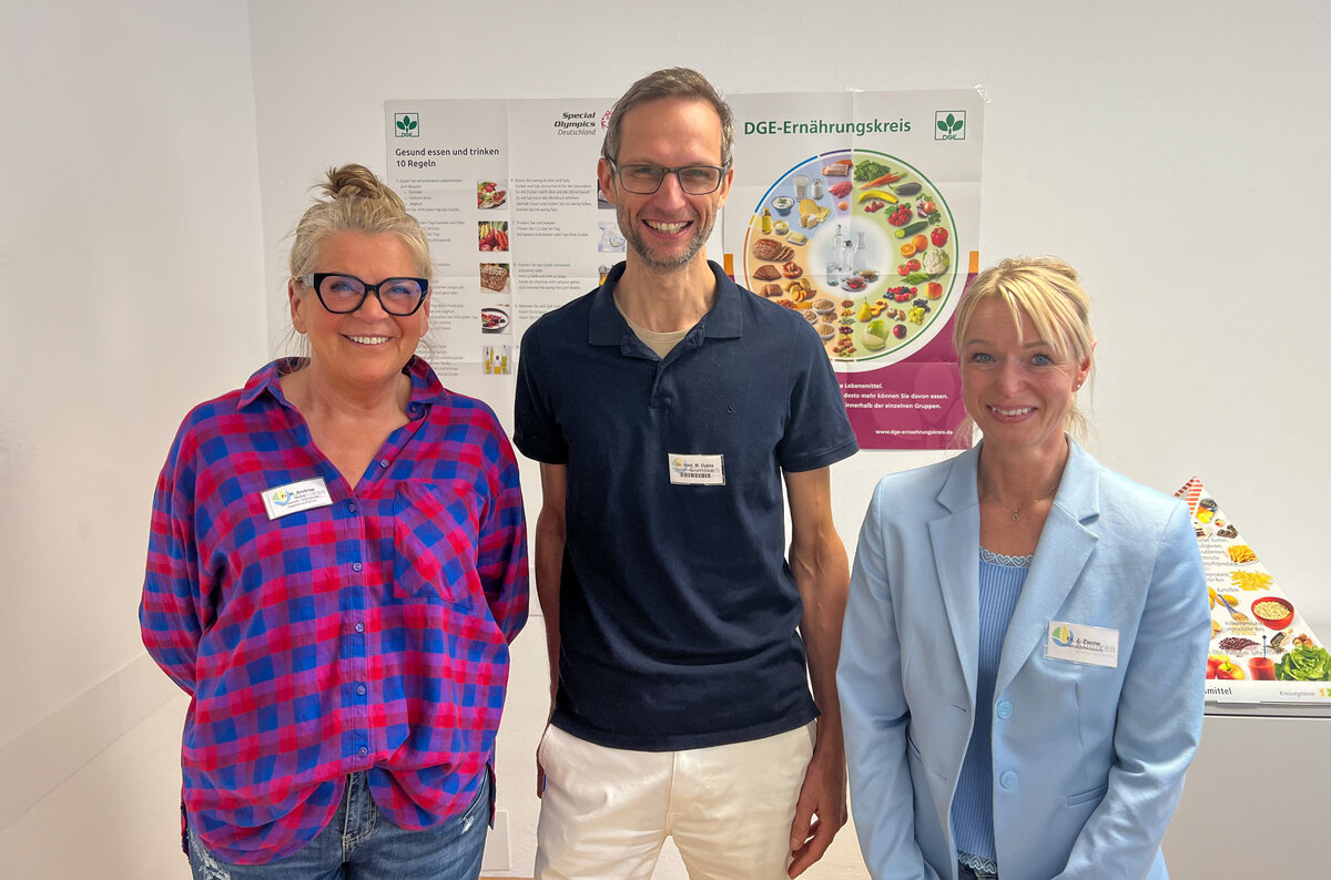 Dr. Michael Dykta (Mitte) mit Sekretariatsleiterin Marion Ambros (links) und Ernährungsberaterin Jana Ziems. | © Kliniken Ostallgäu-Kaufbeuren