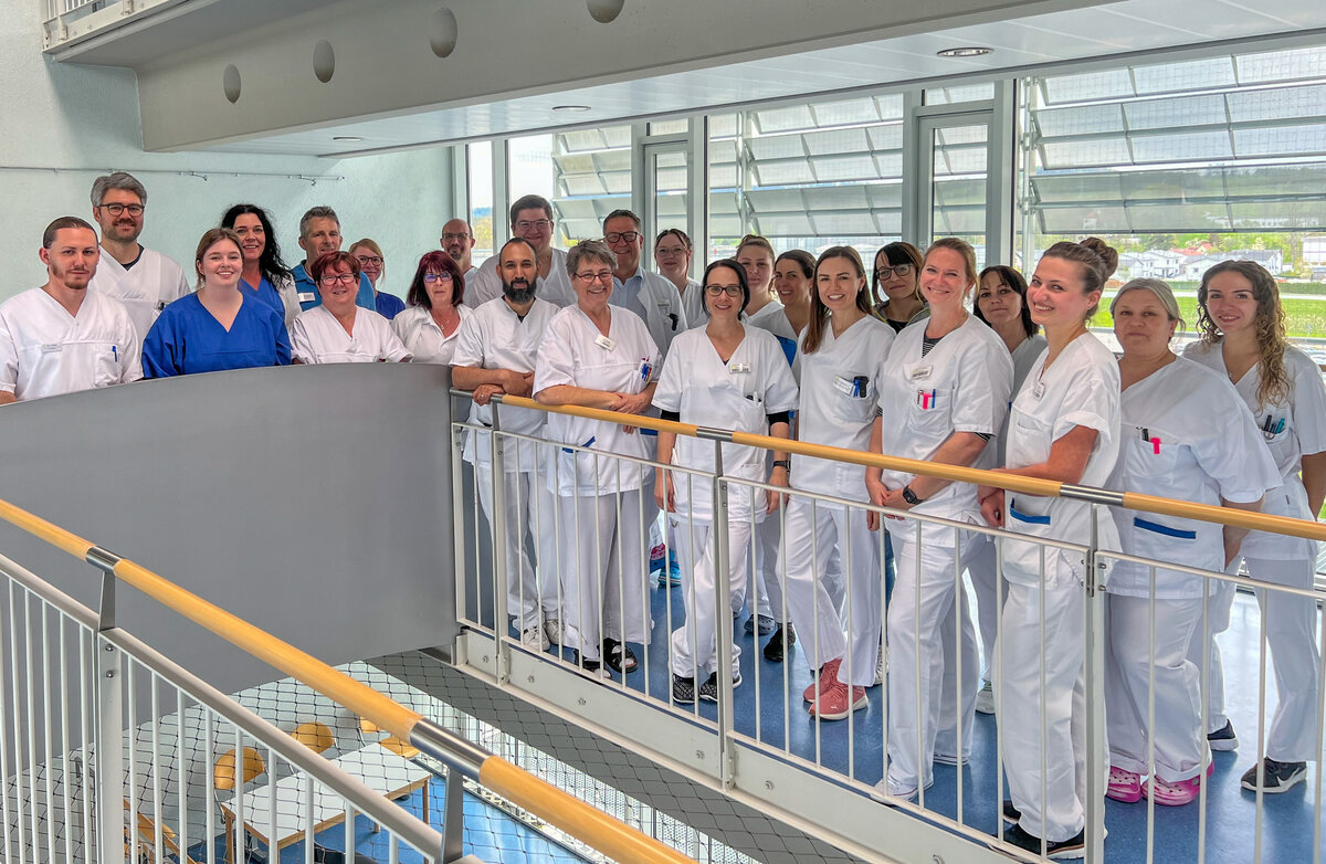 Professor Martin Hecht (12.v.r.) mit dem Ärzte-, Pflege, und Therapieteam der Kaufbeurer Neurologie. | © Kliniken Ostallgäu-Kaufbeuren