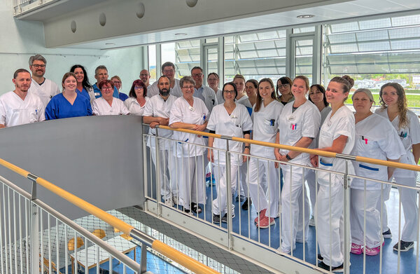Professor Martin Hecht (12.v.r.) mit dem Ärzte-, Pflege, und Therapieteam der Kaufbeurer Neurologie. | © Kliniken Ostallgäu-Kaufbeuren