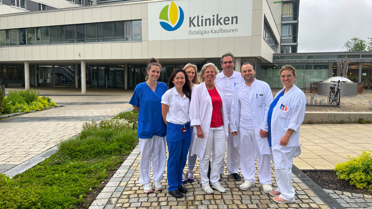 Dr. Ute Dammer (Mitte) mit dem Team der Gefäßchirurgie. | © Kliniken Ostallgäu-Kaufbeuren