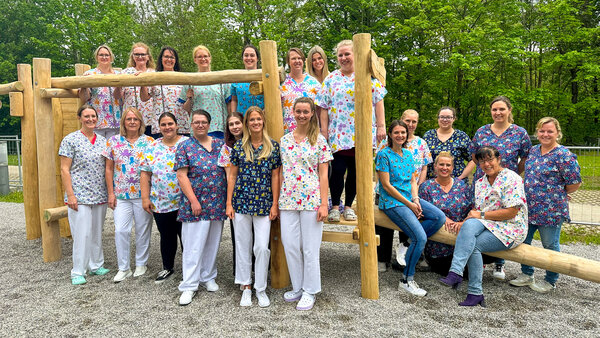 Freuen sich über die bunte Kleidung: Pflegekräfte der Kinderklinik Kaufbeuren mit Pflegedienstleiterin Andrea Lehmann (3.v.r). | © Kliniken Ostallgäu-Kaufbeuren