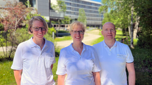 Bringen viel Erfahrung und Kompetenz bei der Behandlung von Brustkrebs mit: Leiterin des Brustkrebszentrums Dr. Bodil Ipsen, Gynäkologie-Chefärztin PD Dr. Enikö Berkes und Dr. Márton Fábián (v.l.n.r.). | © Kliniken Ostallgäu-Kaufbeuren