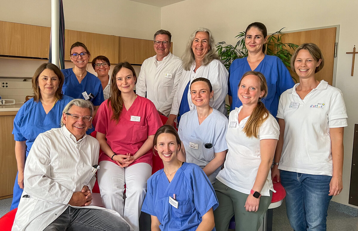 Ein vielfältiges Team für eine einheitliche Betreuung: Hebamme Tanja Tübben, Leiter Kinderzentrum Prof. Markus Rauchenzauner, Ärztin Geburtshilfe Johanna Marlene Schneider, Kinderärztin Dr. Anika Wagner, Hebamme Angelina Dellner, Kinderarzt Dr. Volkmar Reschke, Ärztin Geburtshilfe Oriana Brecht Perez, Kinderärztin Maria Nicole Frare, Leiterin der Geburtshilfe Alexandra Neugebauer, Kinderärztin Varvara Toma, Kinderärztin Dr. Mareike Friedrich, Kinderärztin Dr. Julia Glaser. | © Kliniken Ostallgäu-Kaufbeuren