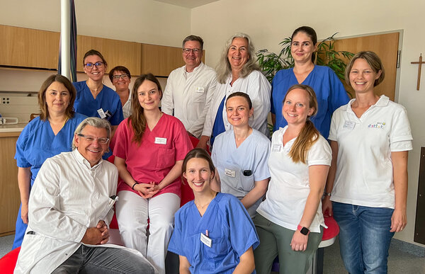 Ein vielfältiges Team für eine einheitliche Betreuung: Hebamme Tanja Tübben, Leiter Kinderzentrum Prof. Markus Rauchenzauner, Ärztin Geburtshilfe Johanna Marlene Schneider, Kinderärztin Dr. Anika Wagner, Hebamme Angelina Dellner, Kinderarzt Dr. Volkmar Reschke, Ärztin Geburtshilfe Oriana Brecht Perez, Kinderärztin Maria Nicole Frare, Leiterin der Geburtshilfe Alexandra Neugebauer, Kinderärztin Varvara Toma, Kinderärztin Dr. Mareike Friedrich, Kinderärztin Dr. Julia Glaser. | © Kliniken Ostallgäu-Kaufbeuren