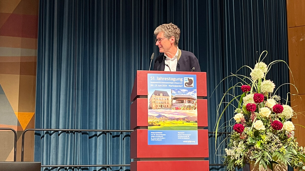 Prof. Helmut Diepolder auf der 51. Jahrestagung der Bayerischen Gesellschaft für Gastroenterologie im Marktoberdorfer MODEON. | © Kliniken Ostallgäu-Kaufbeuren