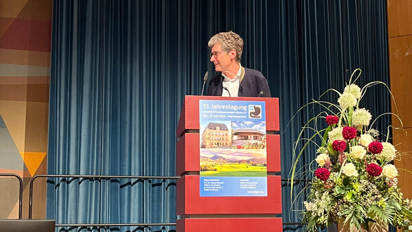 Prof. Helmut Diepolder auf der 51. Jahrestagung der Bayerischen Gesellschaft für Gastroenterologie im Marktoberdorfer MODEON. | © Kliniken Ostallgäu-Kaufbeuren