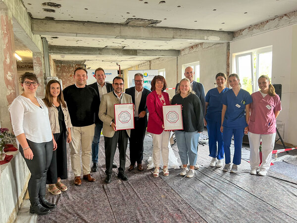 Bildunterschrift: Feiern die beiden Zertifizierungen gemeinsam: Das Team der Füssener Kardiologie zusammen mit Andreas Kutschker (3.v.l), Maximilian Eichstätter (4.v.l.) Klaus Holetschek (5.v.l.), Maria Rita Zinnecker (7.v.l.) und Prof. Philip Raake (9.v.l.). | © Foto: Kliniken Ostallgäu-Kaufbeuren
