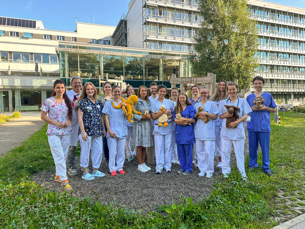 Das Team des Kinderzentrums freut sich auf die kleinen Besucher mit ihren kuscheligen Patienten. | © Kliniken Ostallgäu-Kaufbeuren