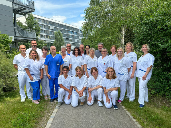 Das interdisziplinäre Team der Palliativstation vor dem Klinikum Kaufbeuren | © Kliniken Ostallgäu-Kaufbeuren