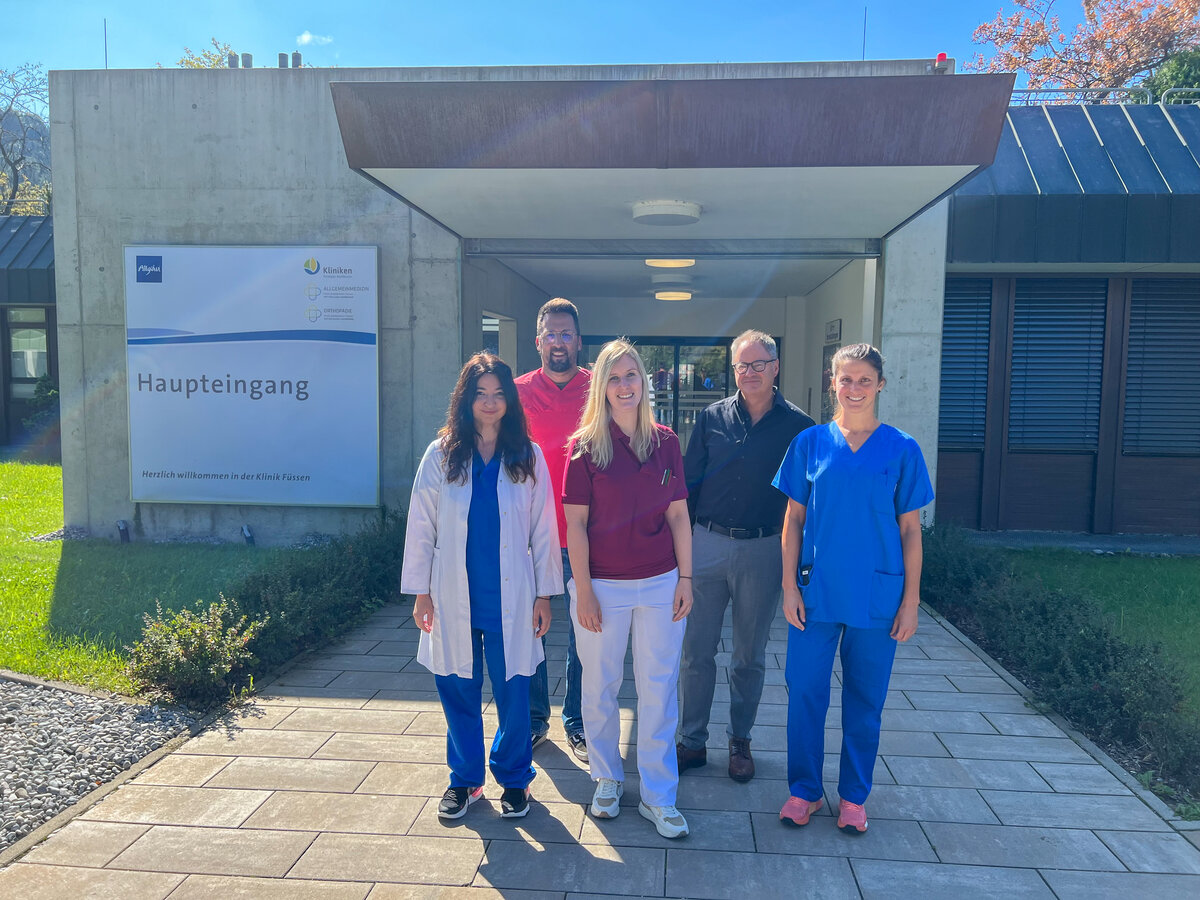 Beschäftigte der Klinik Füssen freuen sich über die Auszeichnung: Stationsleitung Geriatrische Reha Christian Andreas Bauer, Oberärztin Juliane Herpich, Logopädin Lena Mayr, Stationsleitung Intensivstation Kathrin Raadts, Ärztlicher Direktor Dr. Martin Hinterseer (v.l.n.r.). | © Kliniken Ostallgäu-Kaufbeuren
