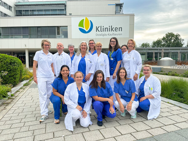 Chefärztin PD Dr. Enikö Berkes (stehend, 4. von rechts) und das Ärzteteam der Gynäkologie und Geburtshilfe am Klinikum Kaufbeuren. | © Kliniken Ostallgäu-Kaufbeuren